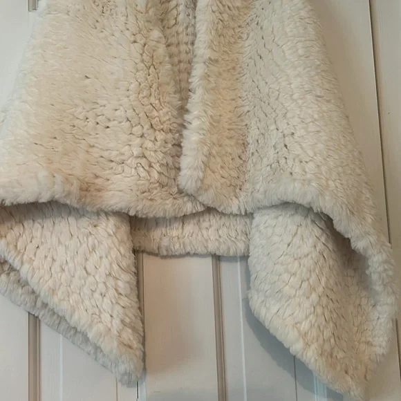 Bagatelle Collection Lux White Faux Fur Vest NWT - Picture 4 of 8